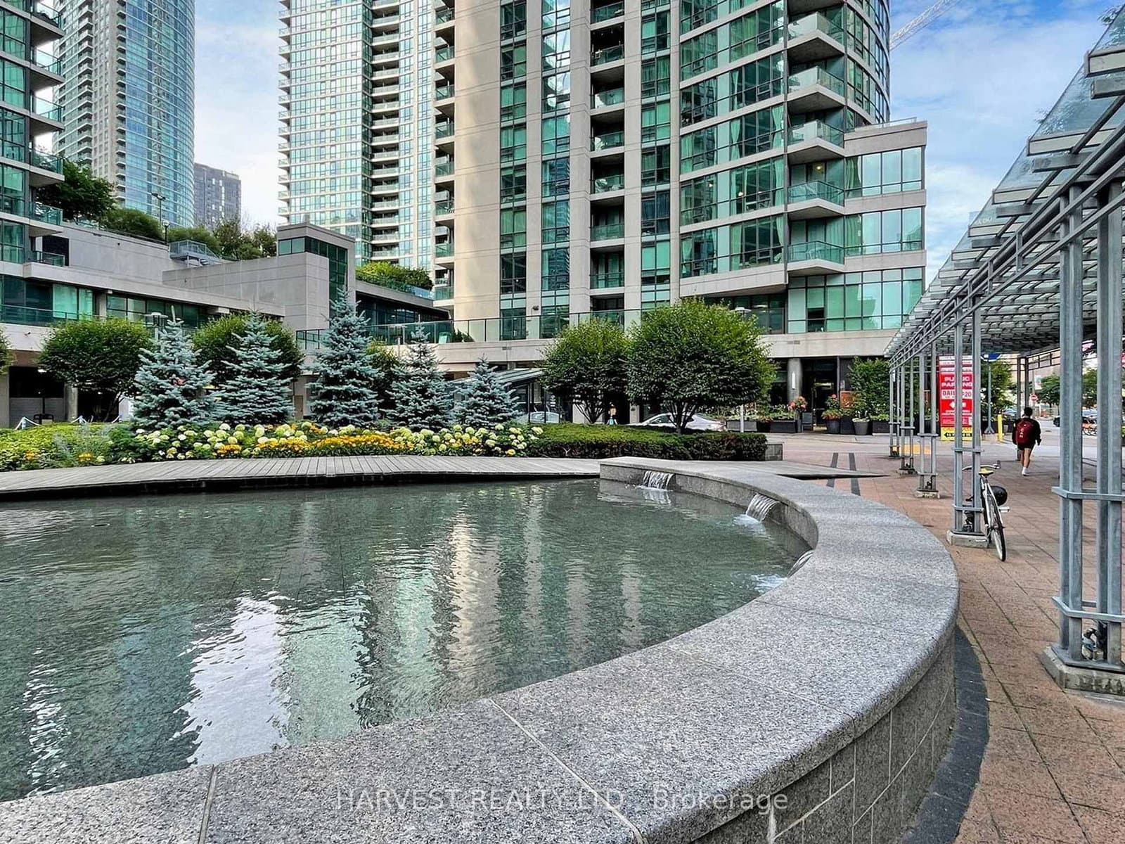Harbour Street in Toronto · Waterfront Communities C1 — photo 2