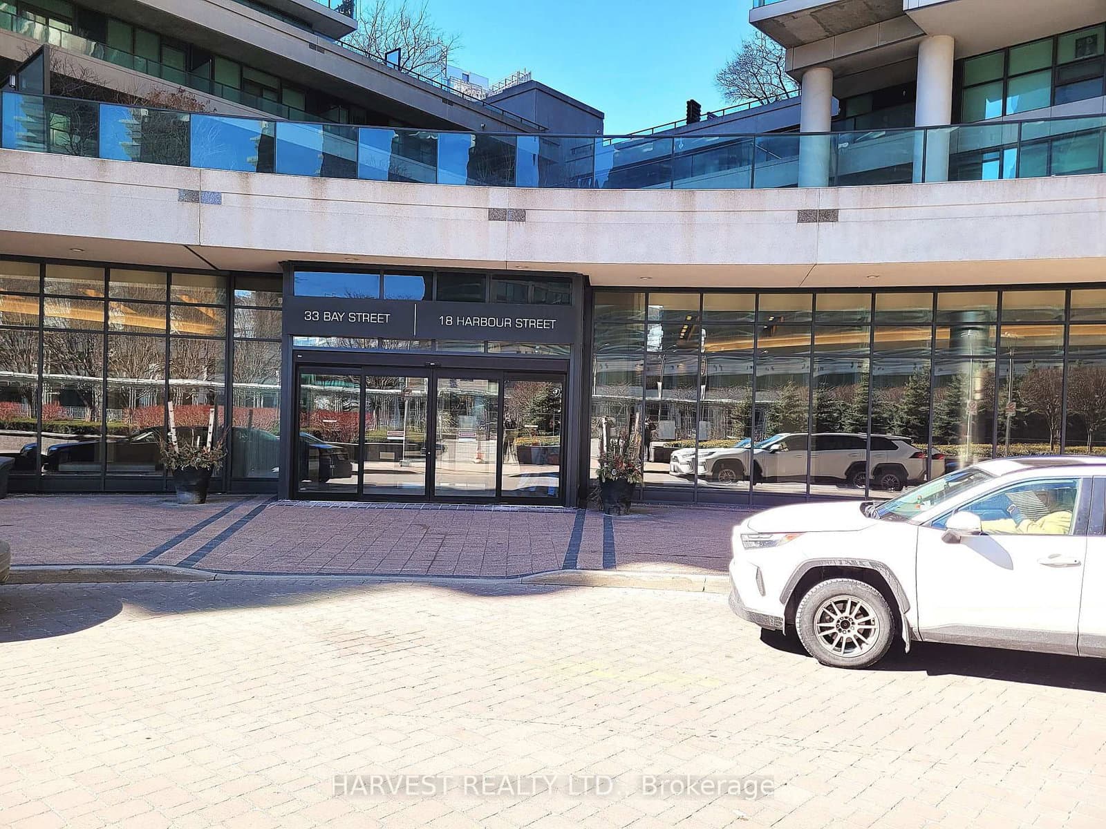 Harbour Street in Toronto · Waterfront Communities C1 — photo 3