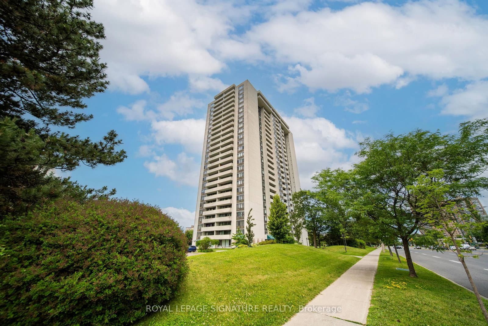 Don Mills Road in Toronto · Don Valley Village — photo 2