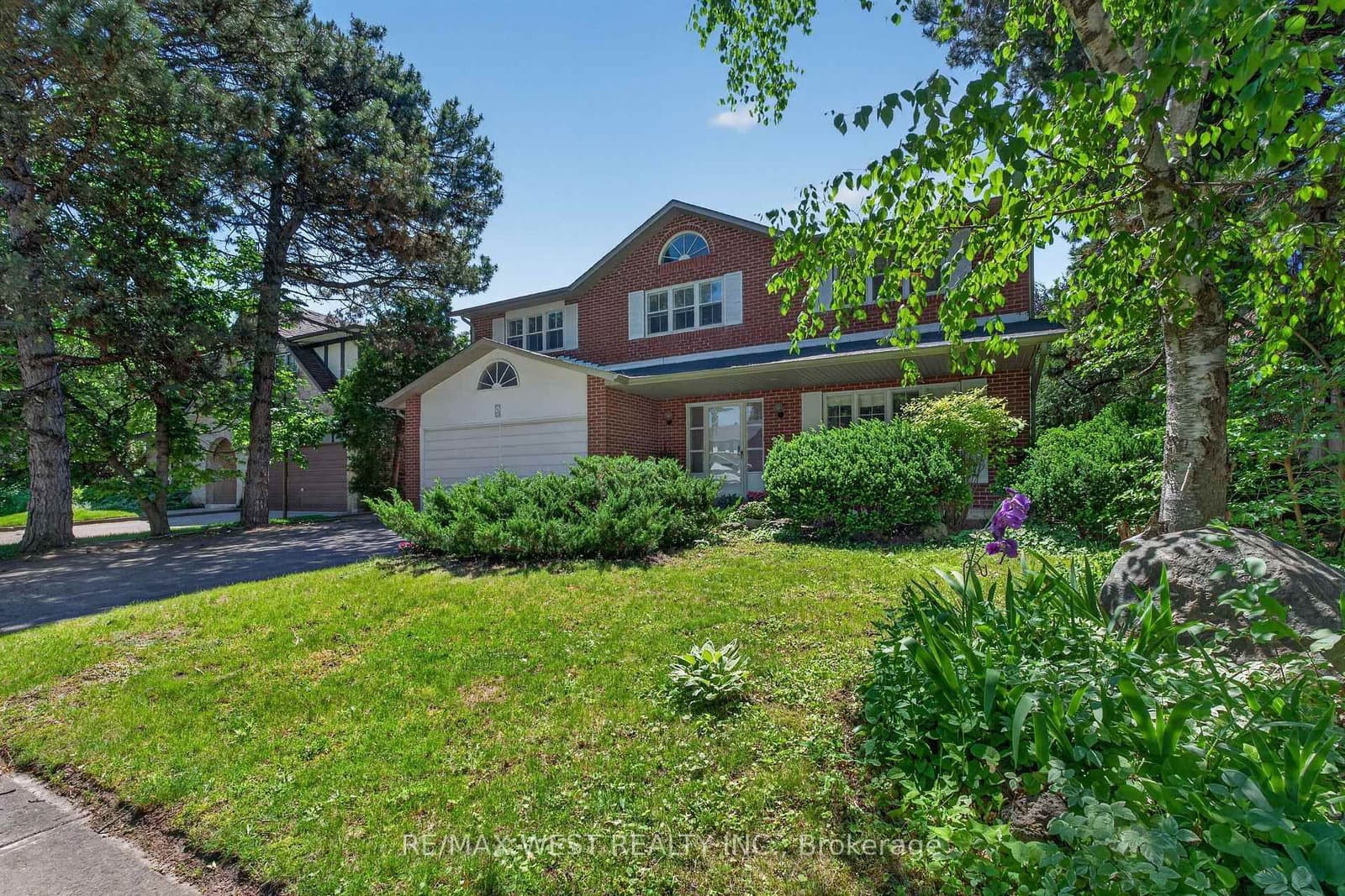 Harlington Road in Toronto · Banbury-Don Mills — photo 2