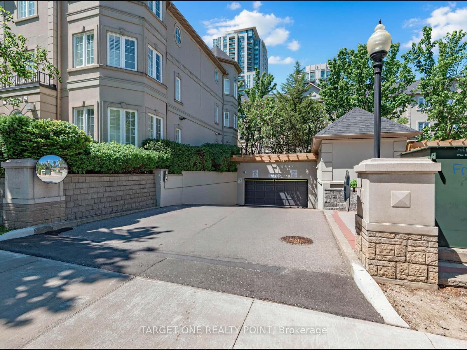 Avondale Avenue in Toronto · Willowdale East — photo 2