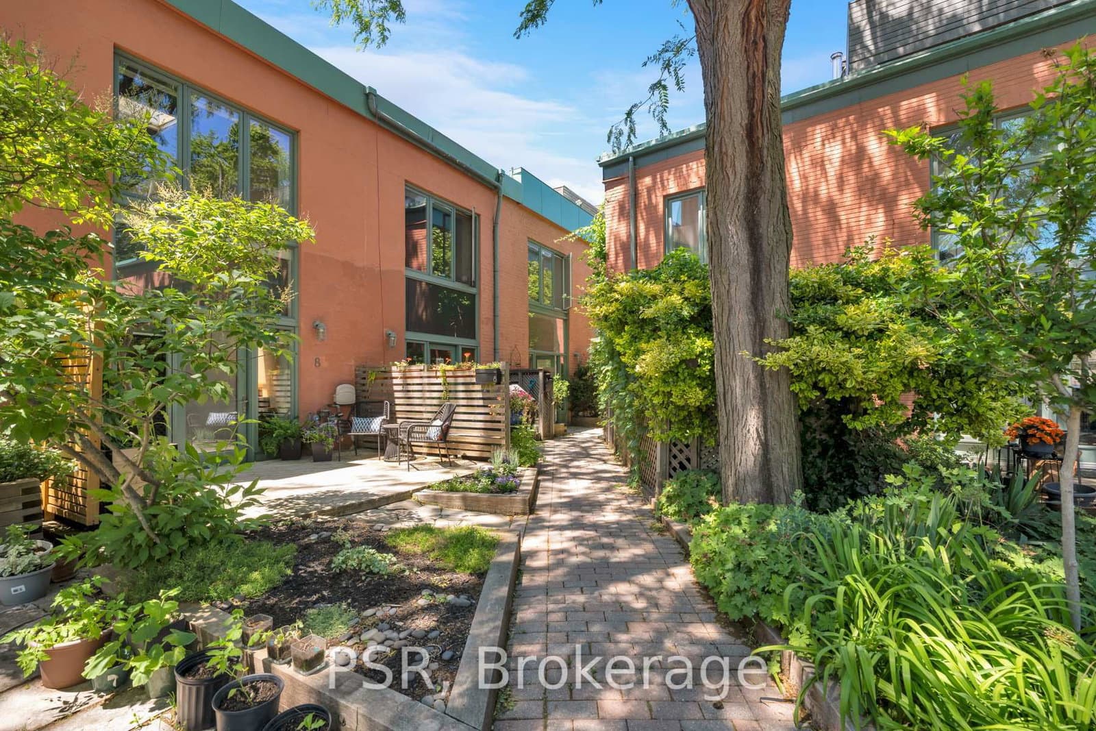 Brockton Avenue in Toronto · Little Portugal — photo 3