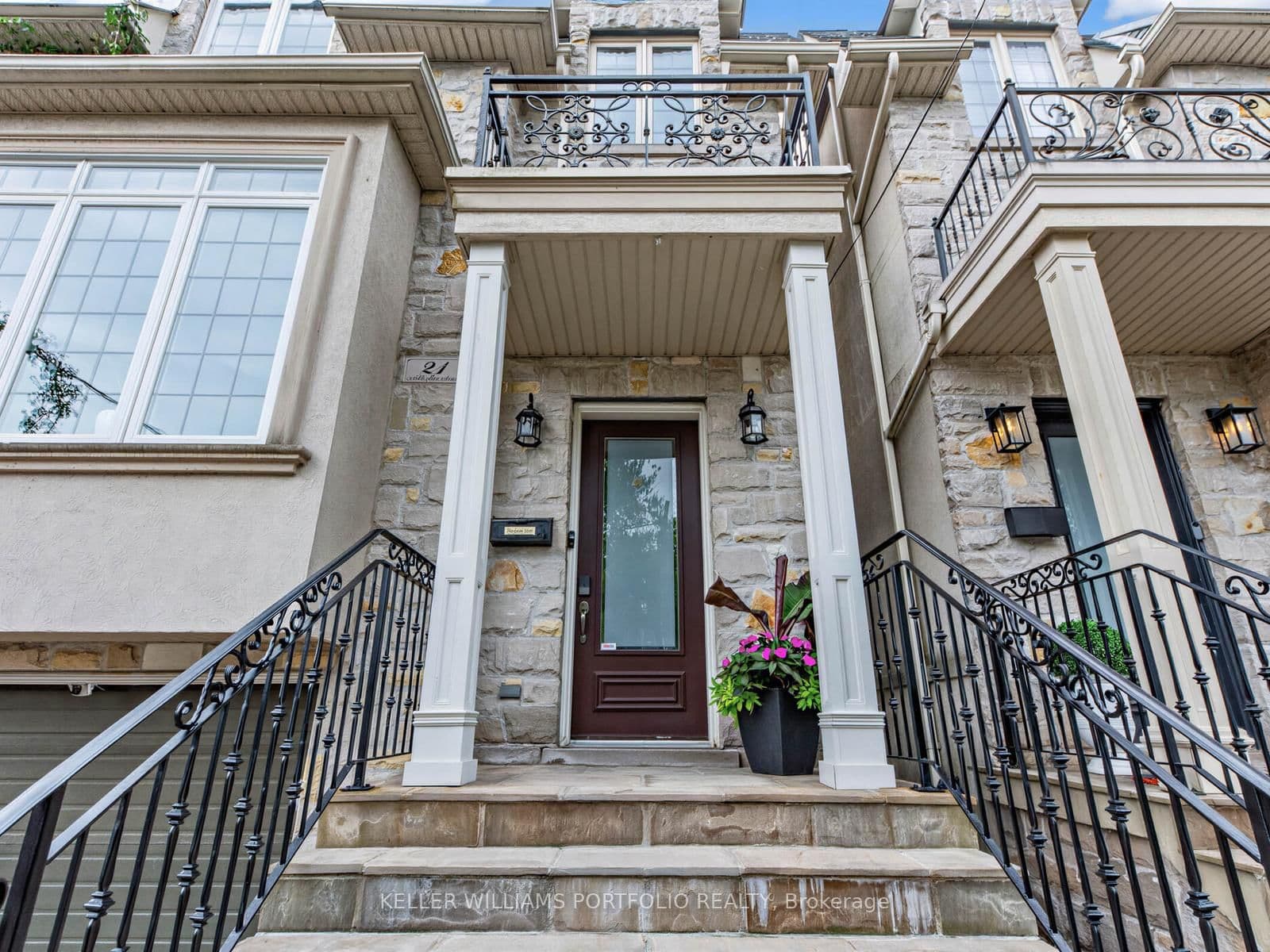 Albertus Avenue in Toronto · Lawrence Park South — photo 3