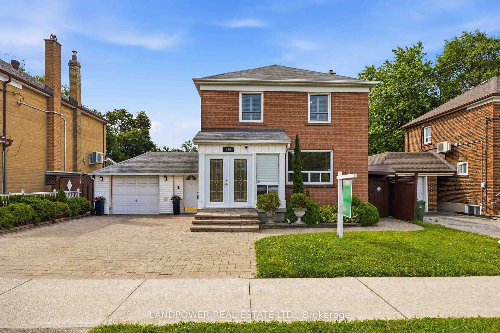Photo of Lawrence Avenue in Toronto · Englemount-Lawrence