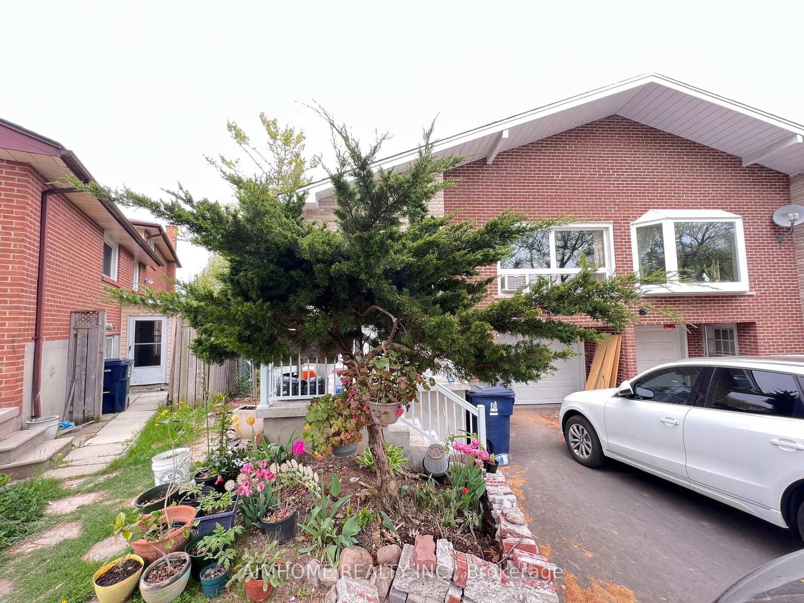 Photo of James Gray Drive in Toronto · Bayview Woods-Steeles