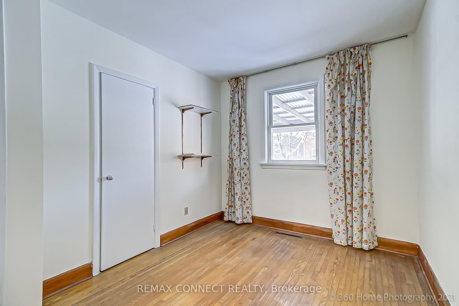 Moore Park Avenue in Toronto · Newtonbrook West — photo 2