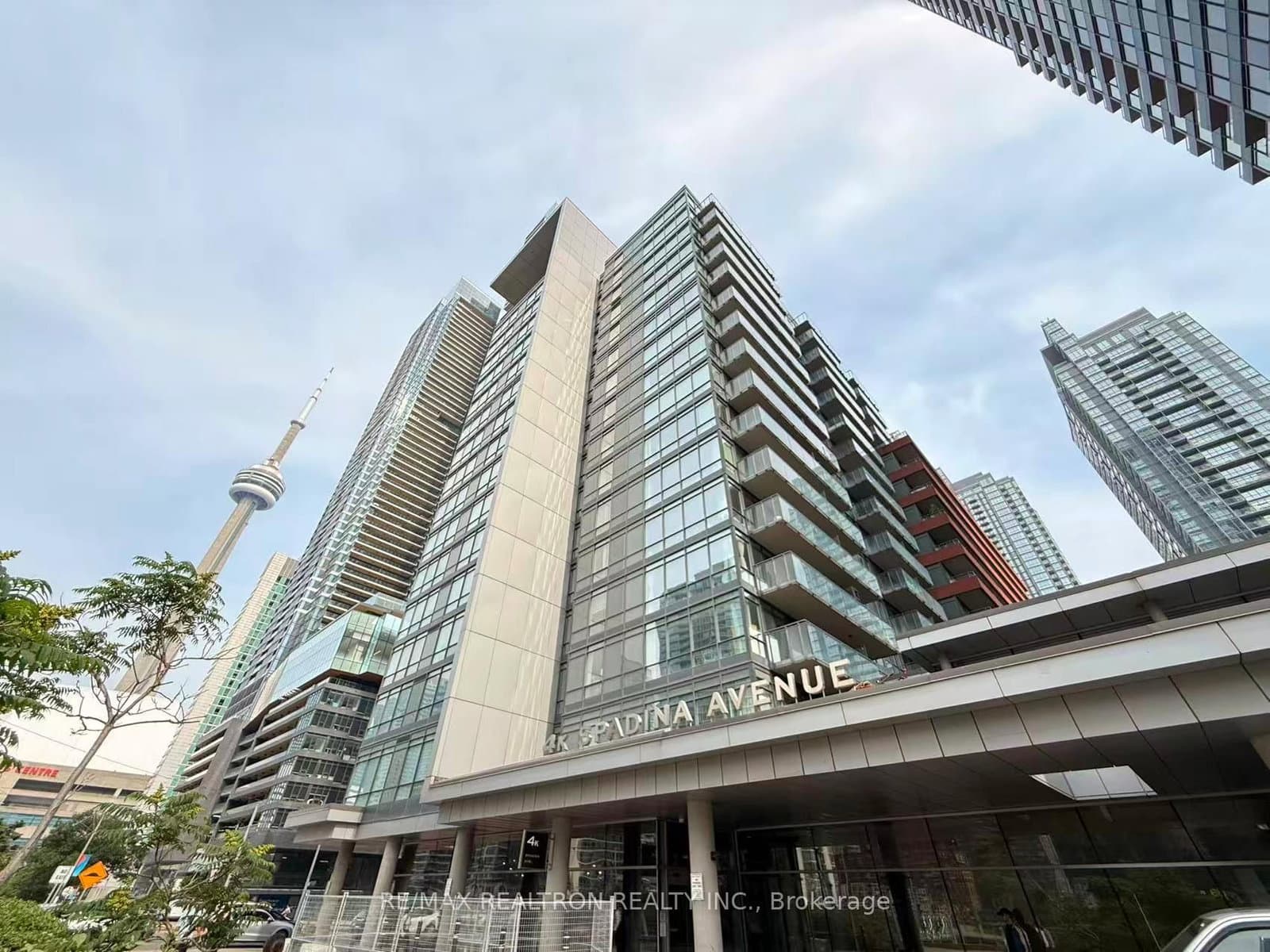 4K Spadina Avenue in Toronto · Waterfront Communities C1 — photo 2