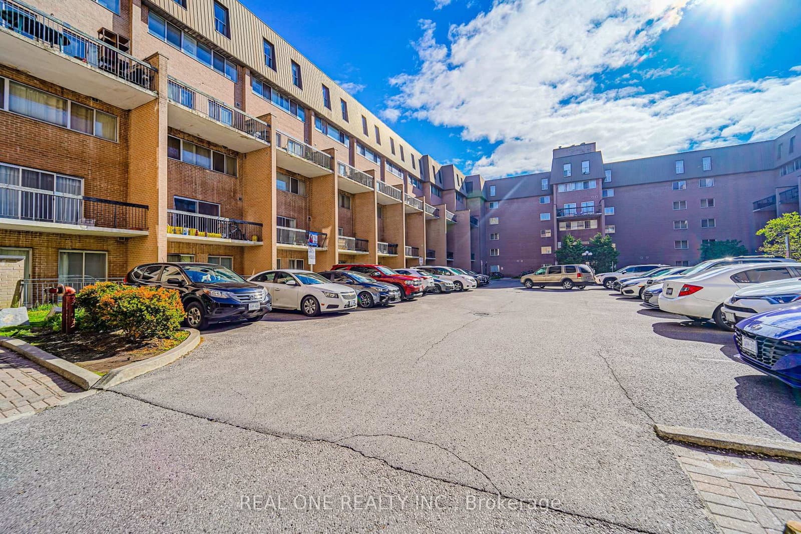 Cherokee Boulevard in Toronto · Pleasant View — photo 2