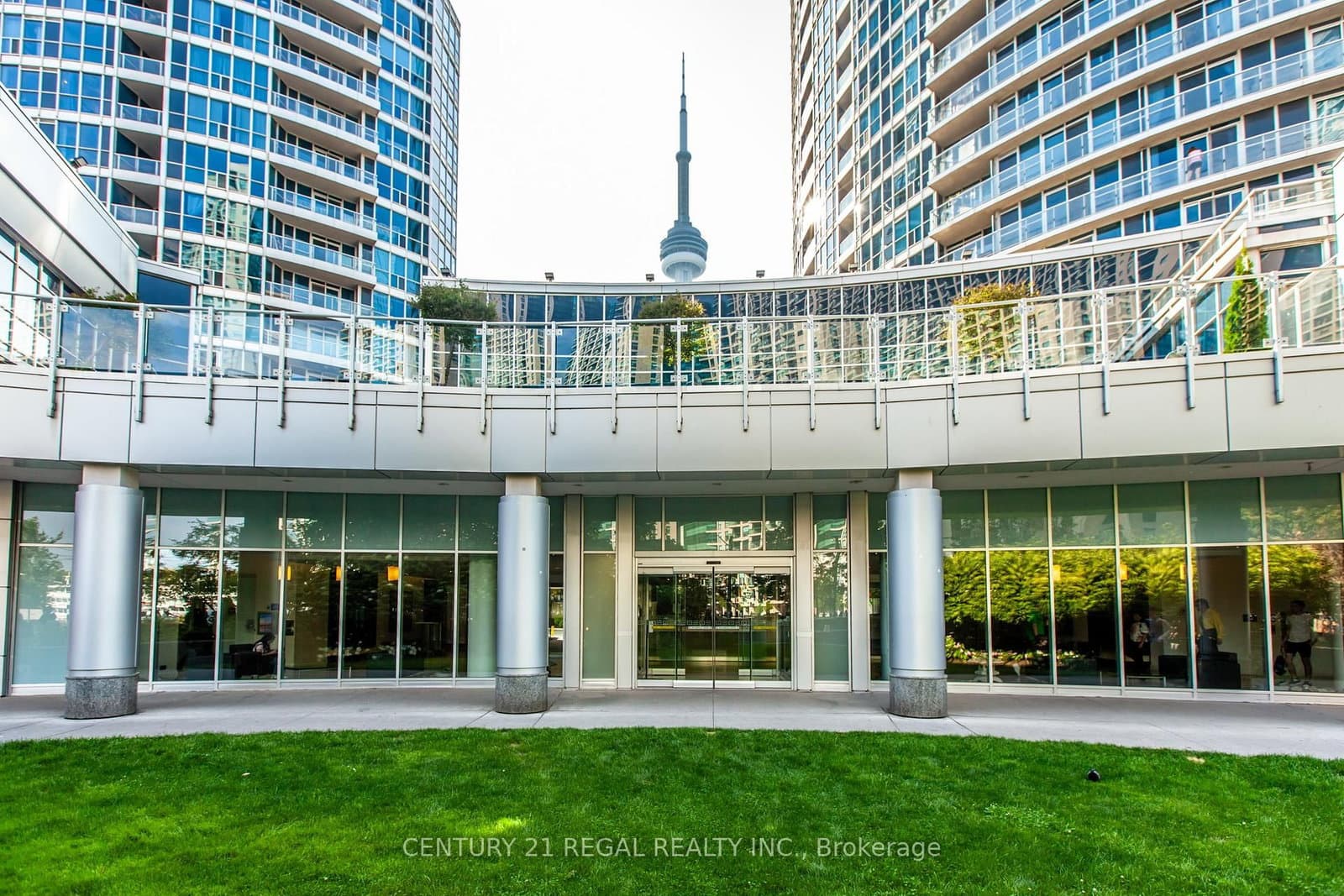 Queens Quay in Toronto · Waterfront Communities C1 — photo 2