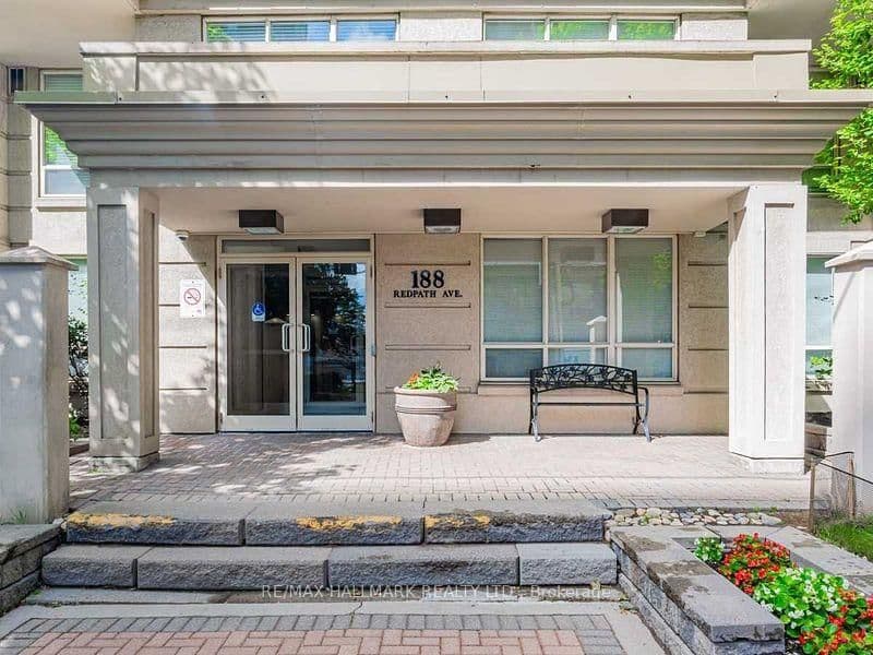 Redpath Avenue in Toronto · Mount Pleasant West — photo 2