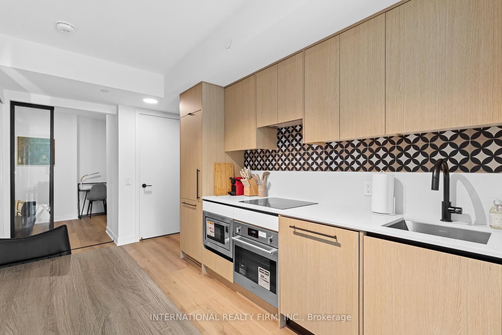Lakeview Avenue in Toronto · Trinity-Bellwoods — photo 3
