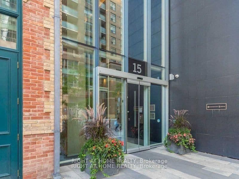Grenville Street in Toronto · Bay Street Corridor — photo 2