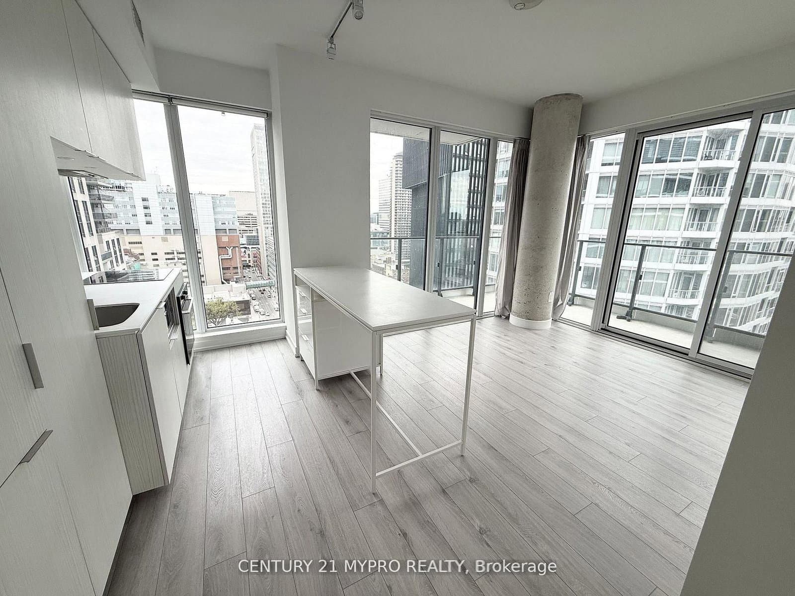 Shuter Street in Toronto · Church-Yonge Corridor — photo 2
