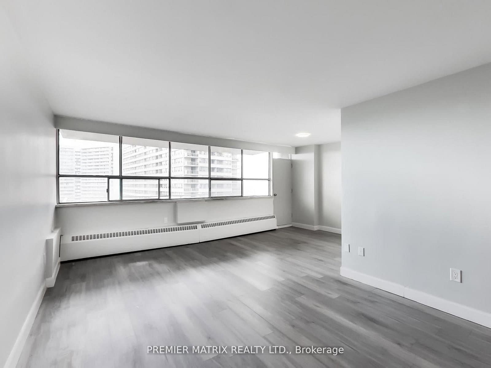 Thorncliffe Park Drive in Toronto · Thorncliffe Park — photo 3