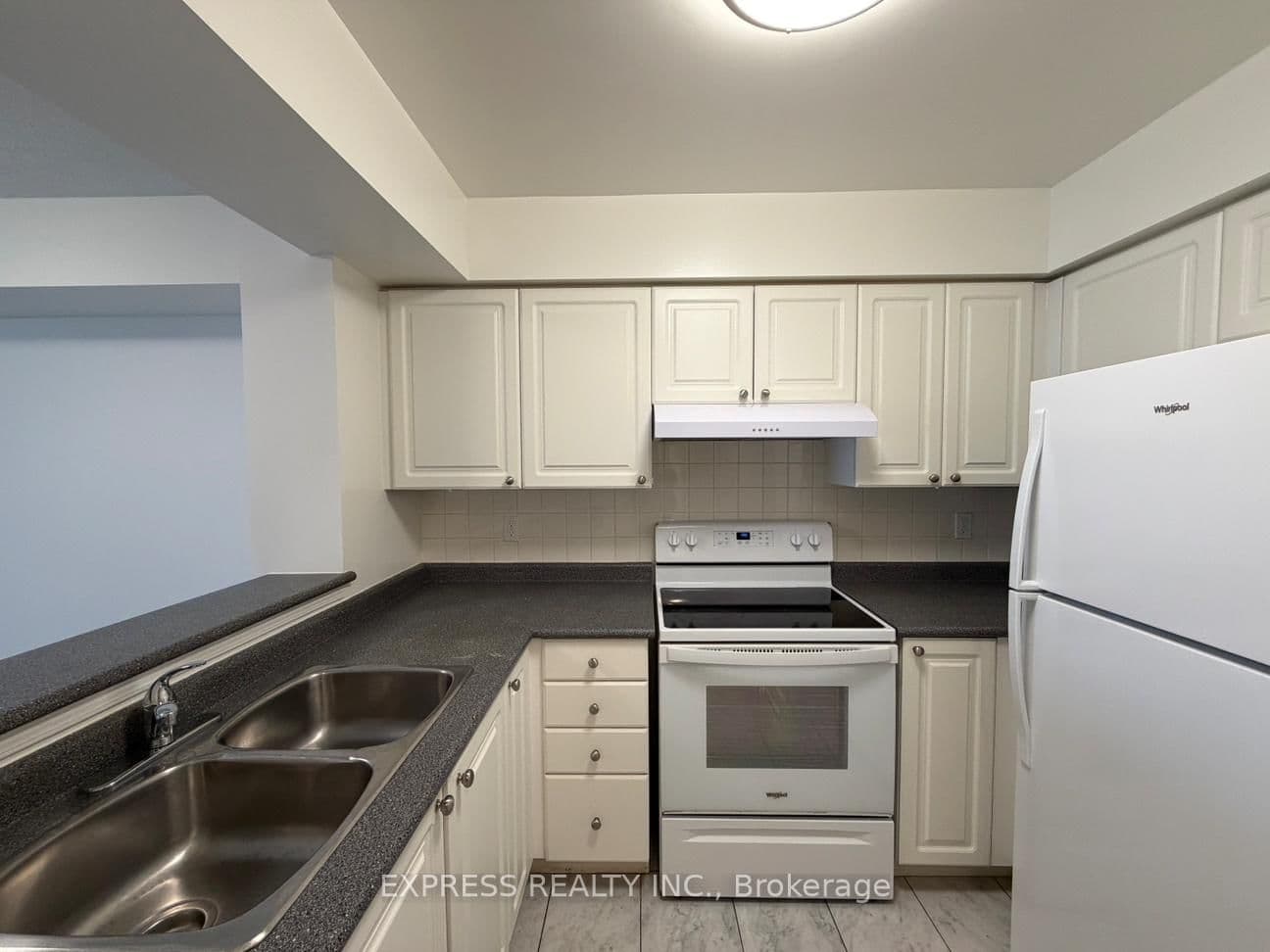 Hillcrest Avenue in Toronto · Willowdale East — photo 2
