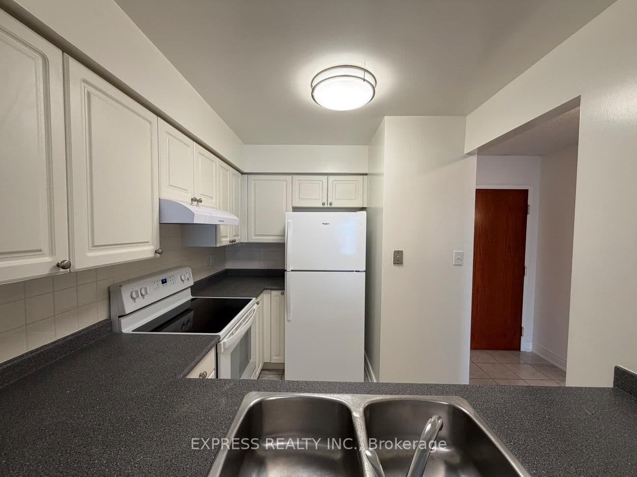 Hillcrest Avenue in Toronto · Willowdale East — photo 3
