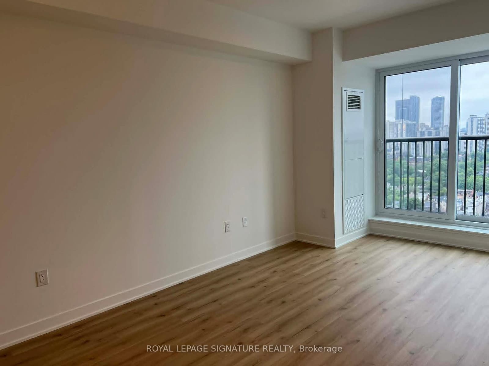 Oak St Street in Toronto · Regent Park — photo 2