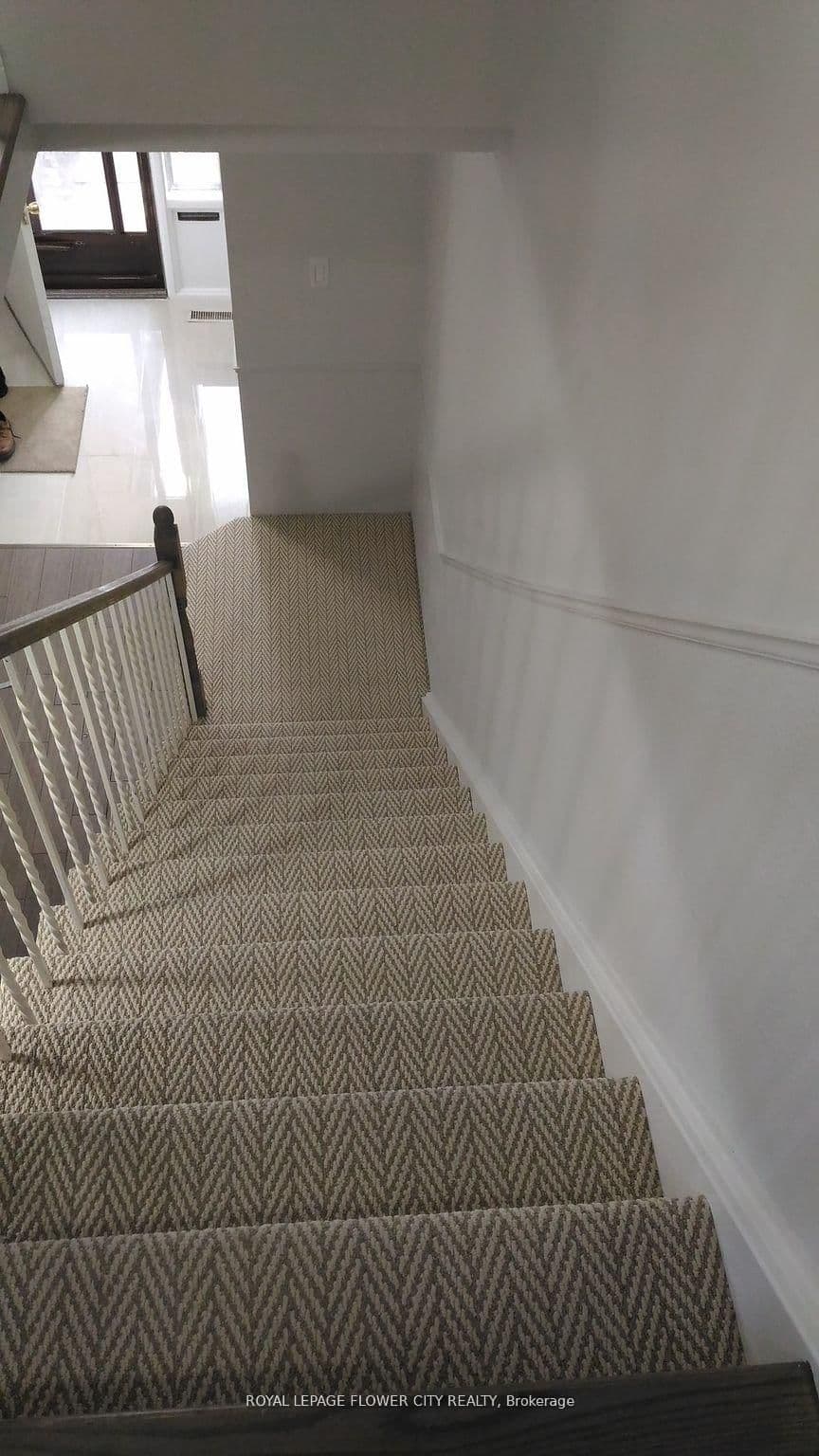 Sexton Crescent in Toronto · Hillcrest Village — photo 3