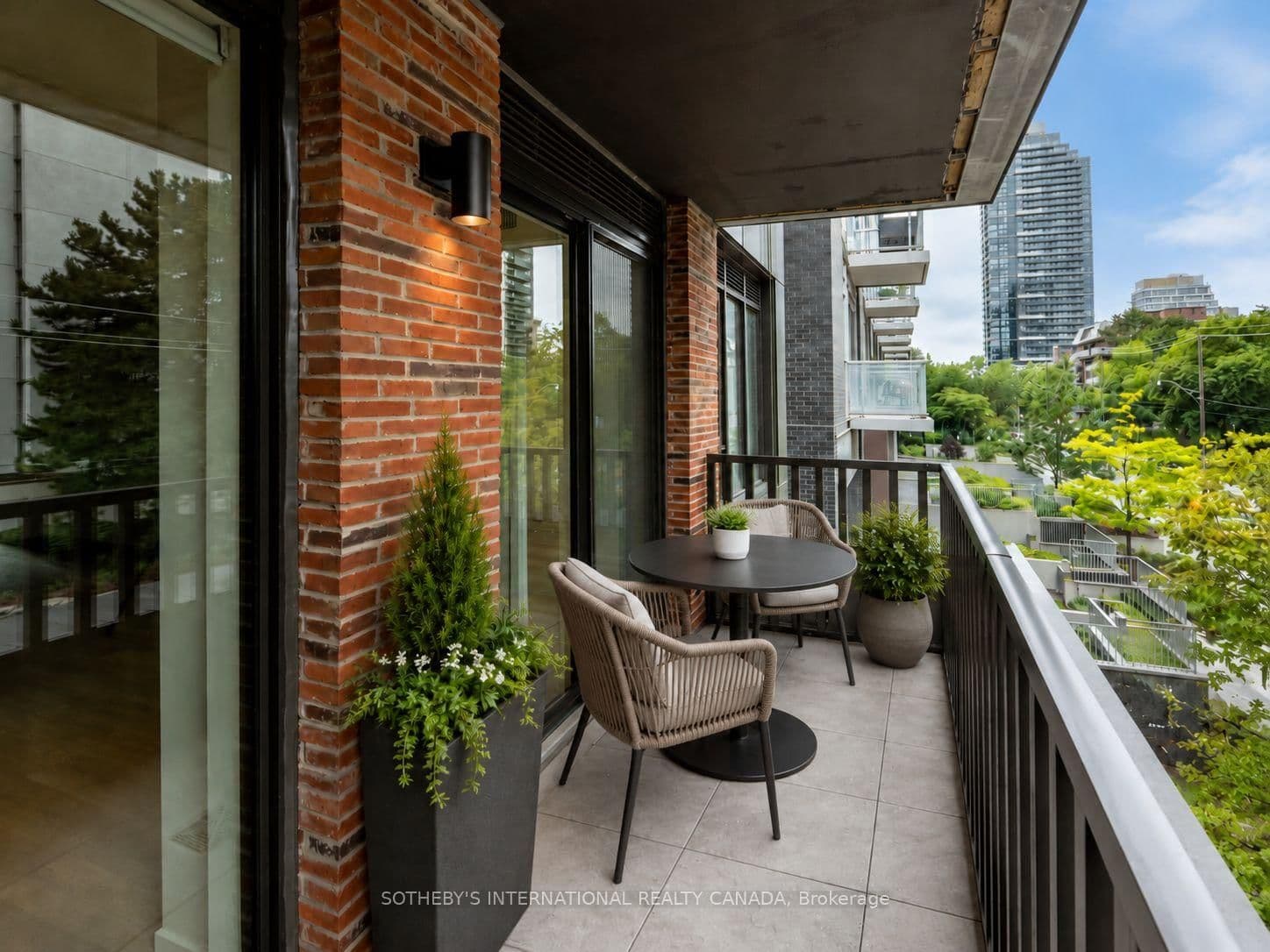 Erskine Avenue in Toronto · Mount Pleasant West — photo 2