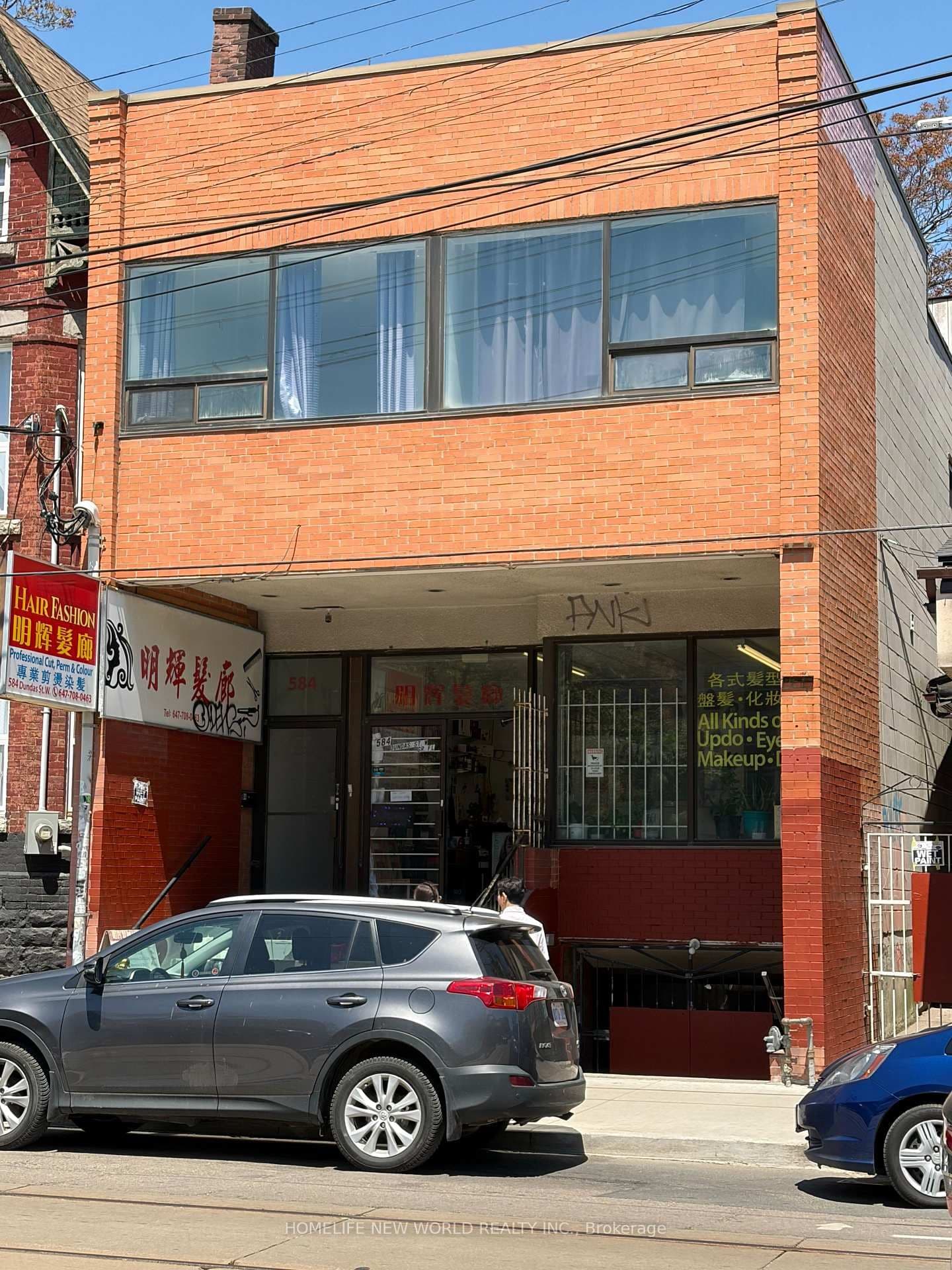 Photo of Dundas Street in Toronto · Kensington-Chinatown
