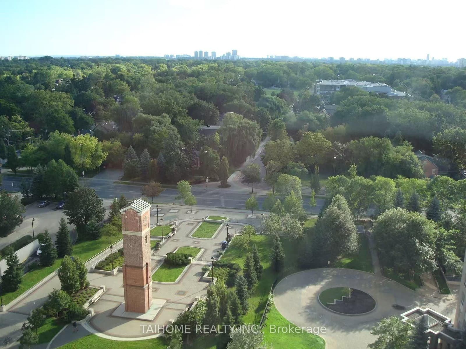 Hillcrest Avenue in Toronto · Willowdale East — photo 3