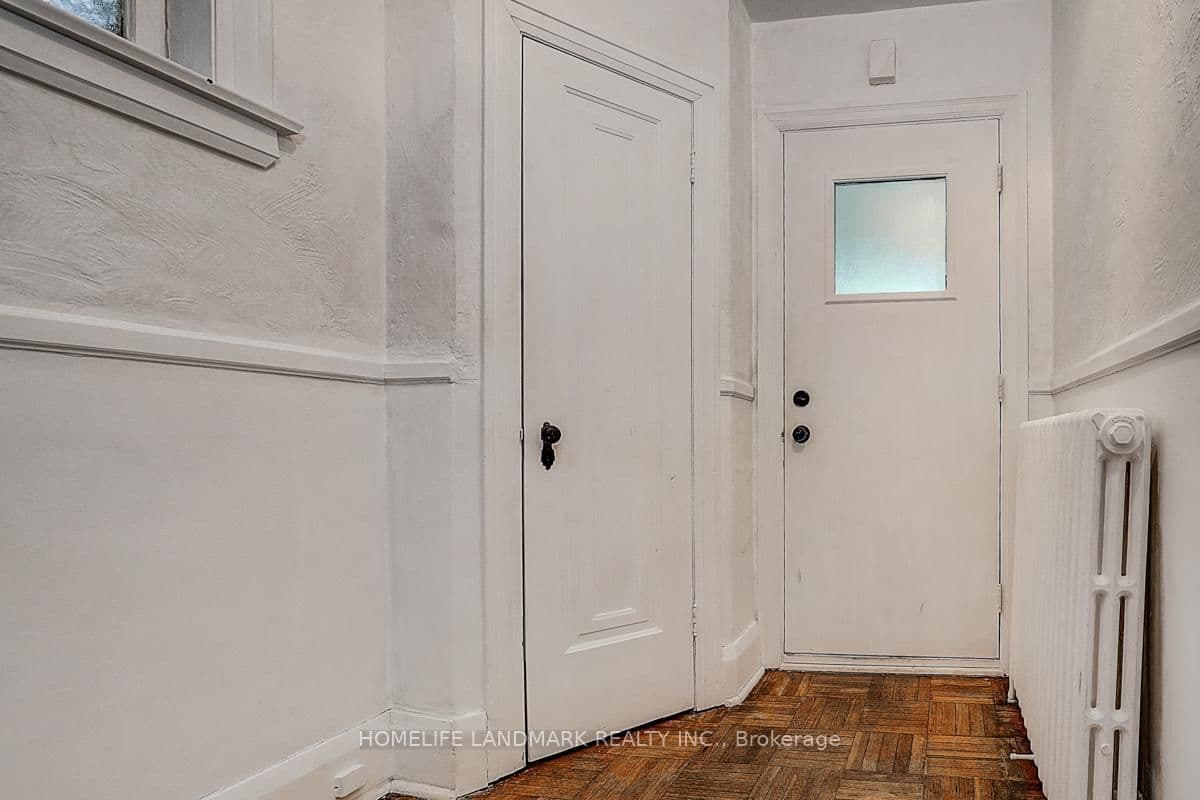 Euclid Avenue & Upper floor in Toronto · Trinity-Bellwoods — photo 2
