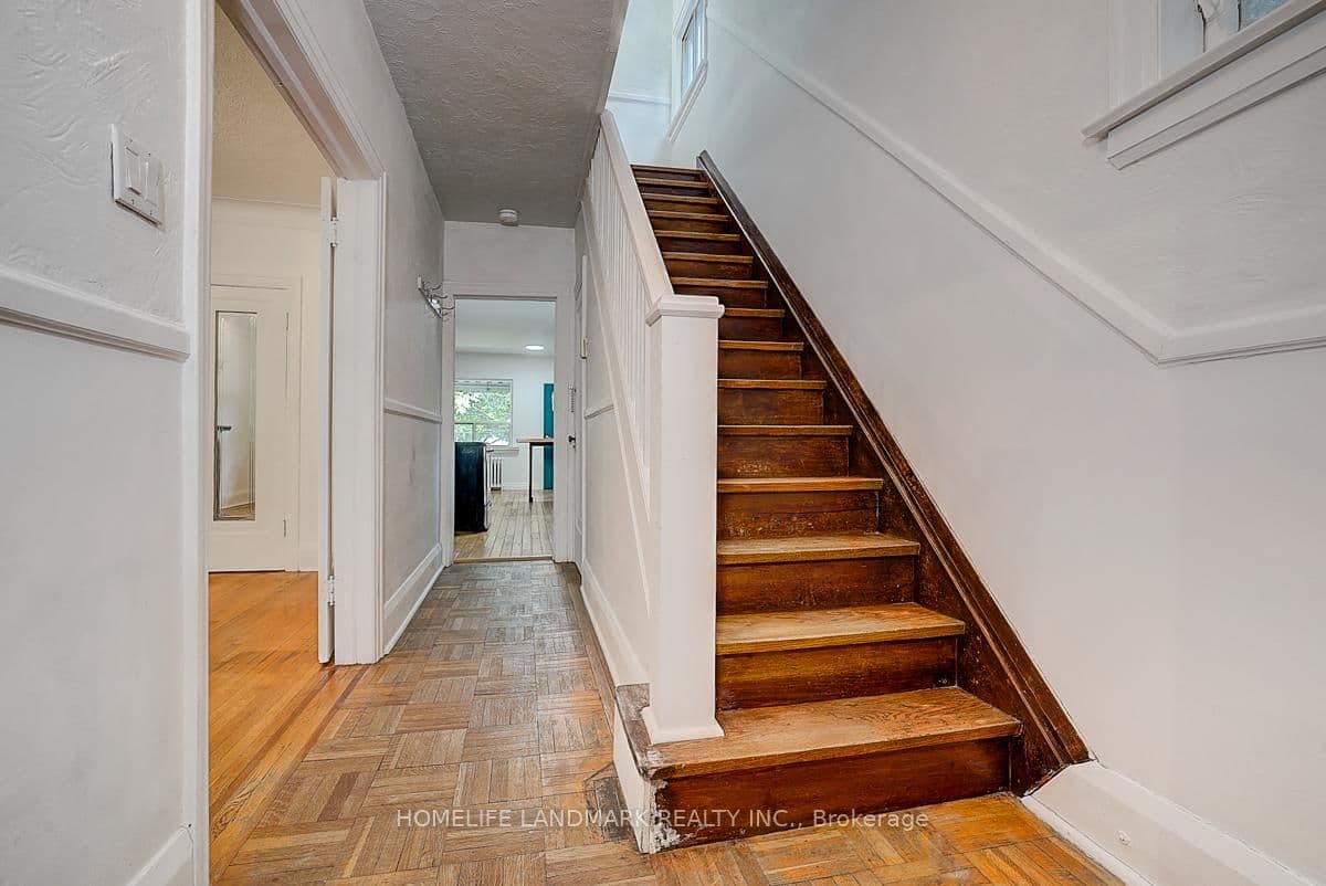 Euclid Avenue & Upper floor in Toronto · Trinity-Bellwoods — photo 3