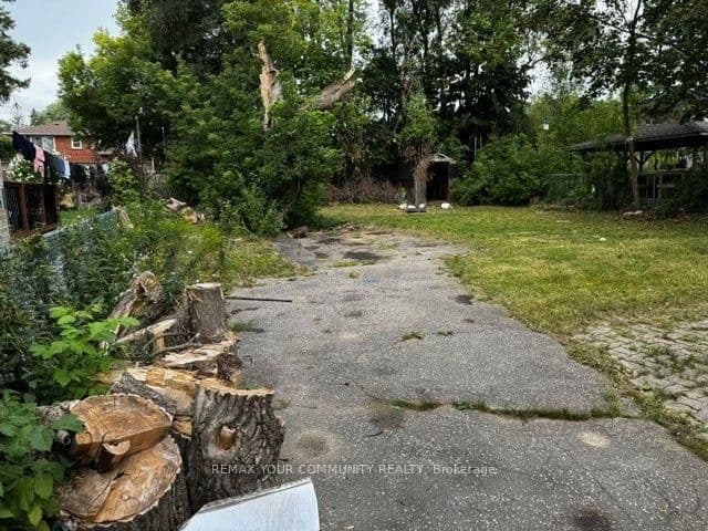 Horsham Avenue in Toronto · Willowdale West — photo 2