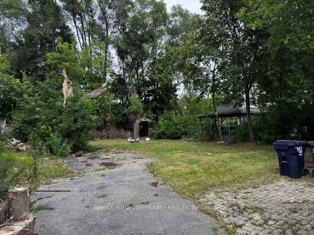 Horsham Avenue in Toronto · Willowdale West — photo 3
