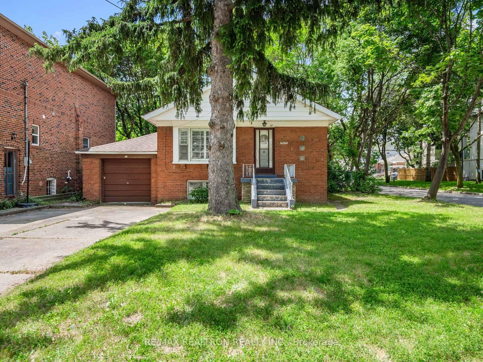 Graymar Avenue in Toronto · Clanton Park — photo 2