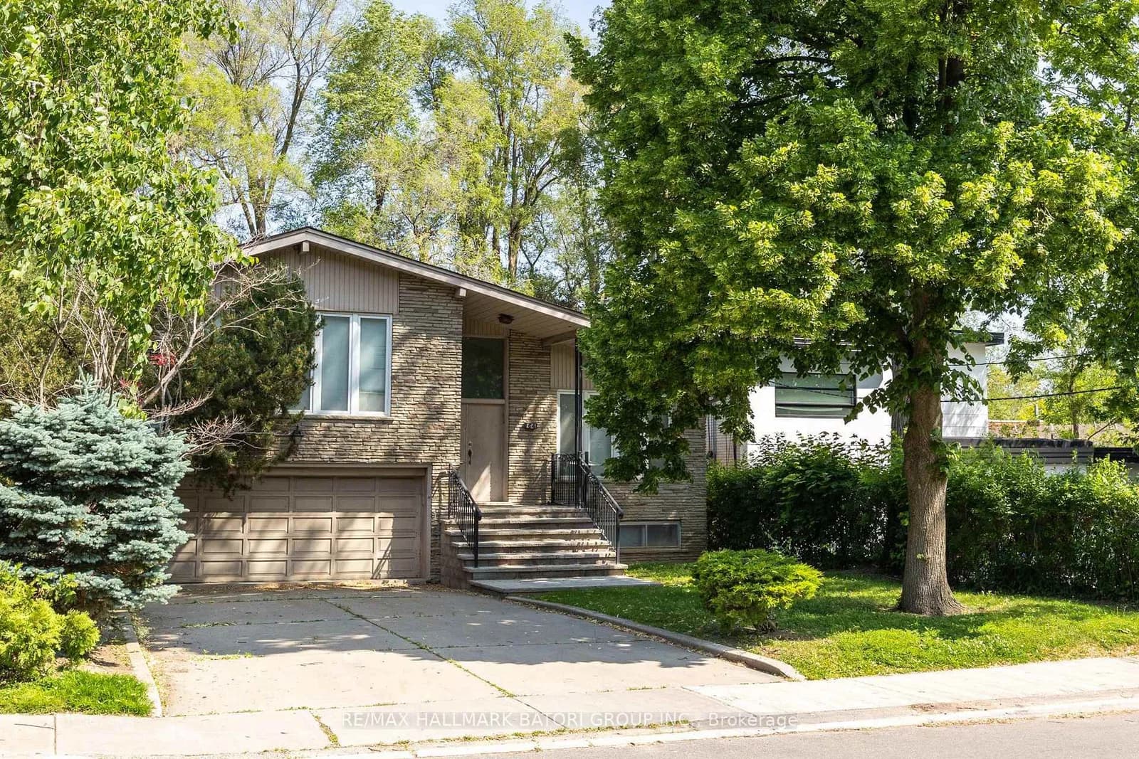 Photo of Prue Avenue in Toronto · Englemount-Lawrence