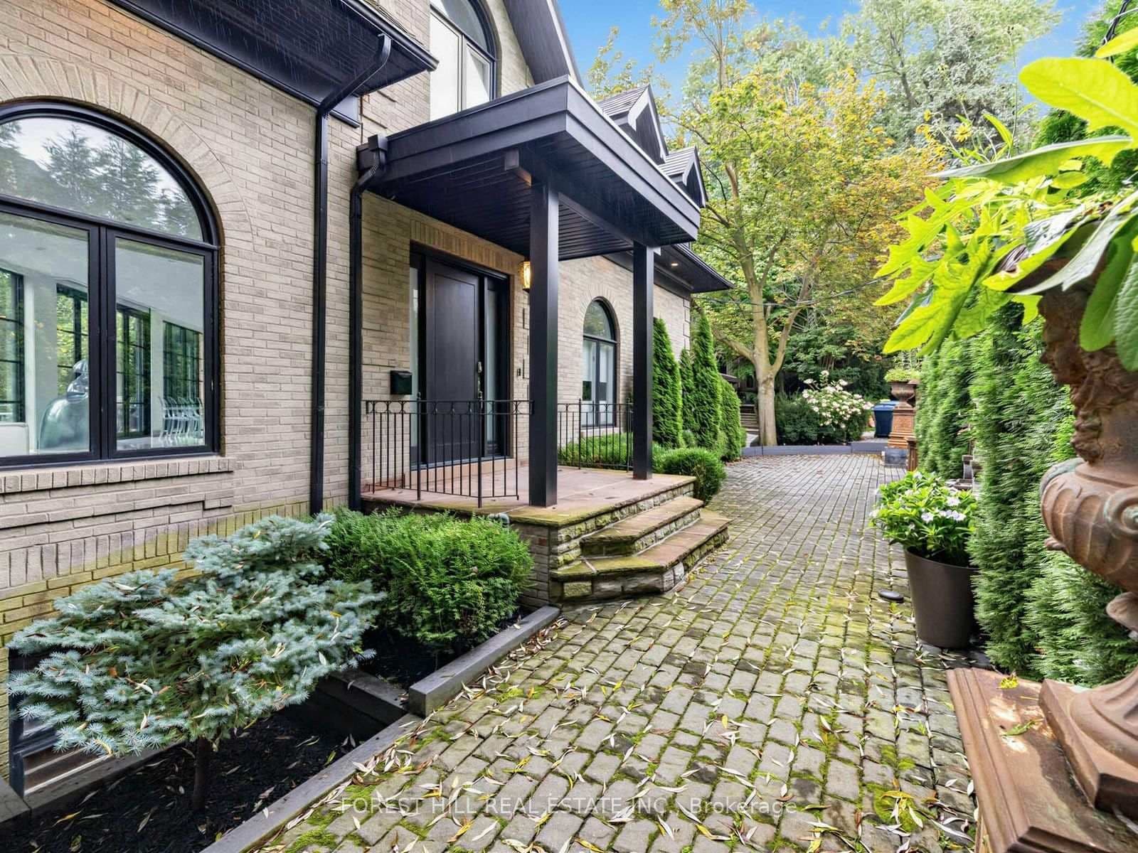 Strathearn Boulevard in Toronto · Forest Hill South — photo 2