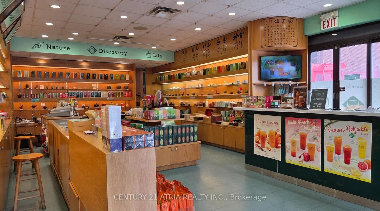 Dundas Street in Toronto · Kensington-Chinatown — photo 3