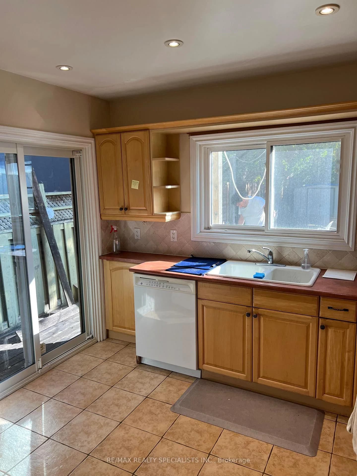 MAPLEWOOD Avenue in Toronto · Humewood-Cedarvale — photo 2