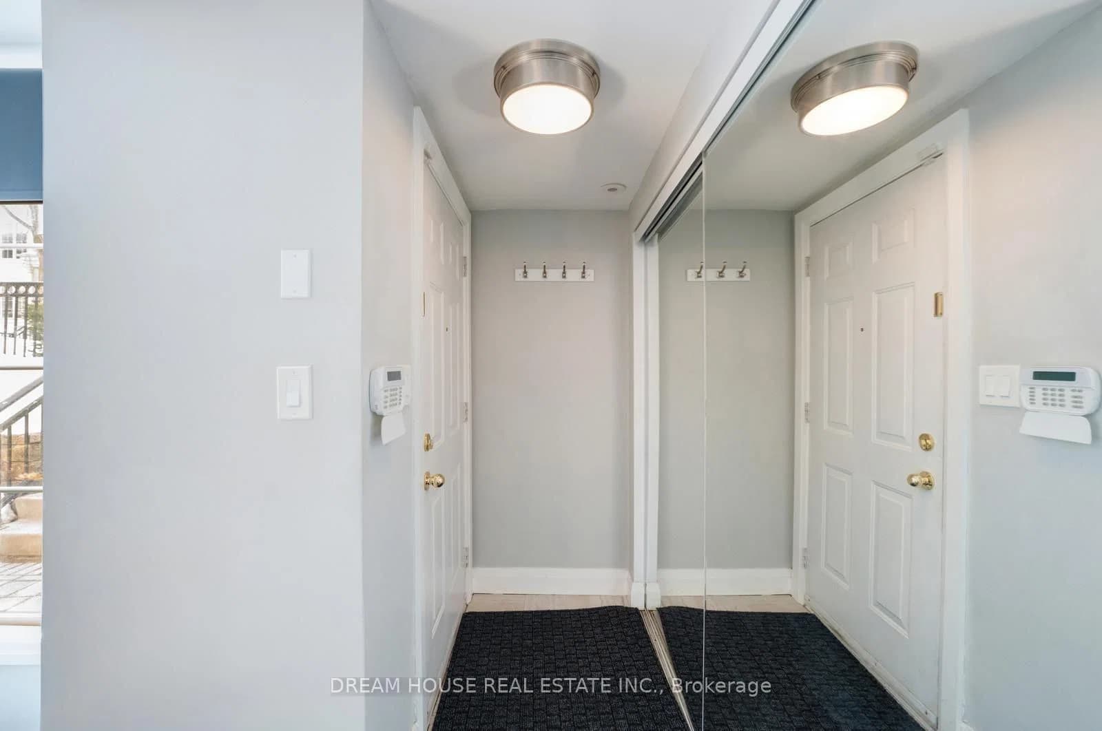 Everson Drive in Toronto · Willowdale East — photo 3