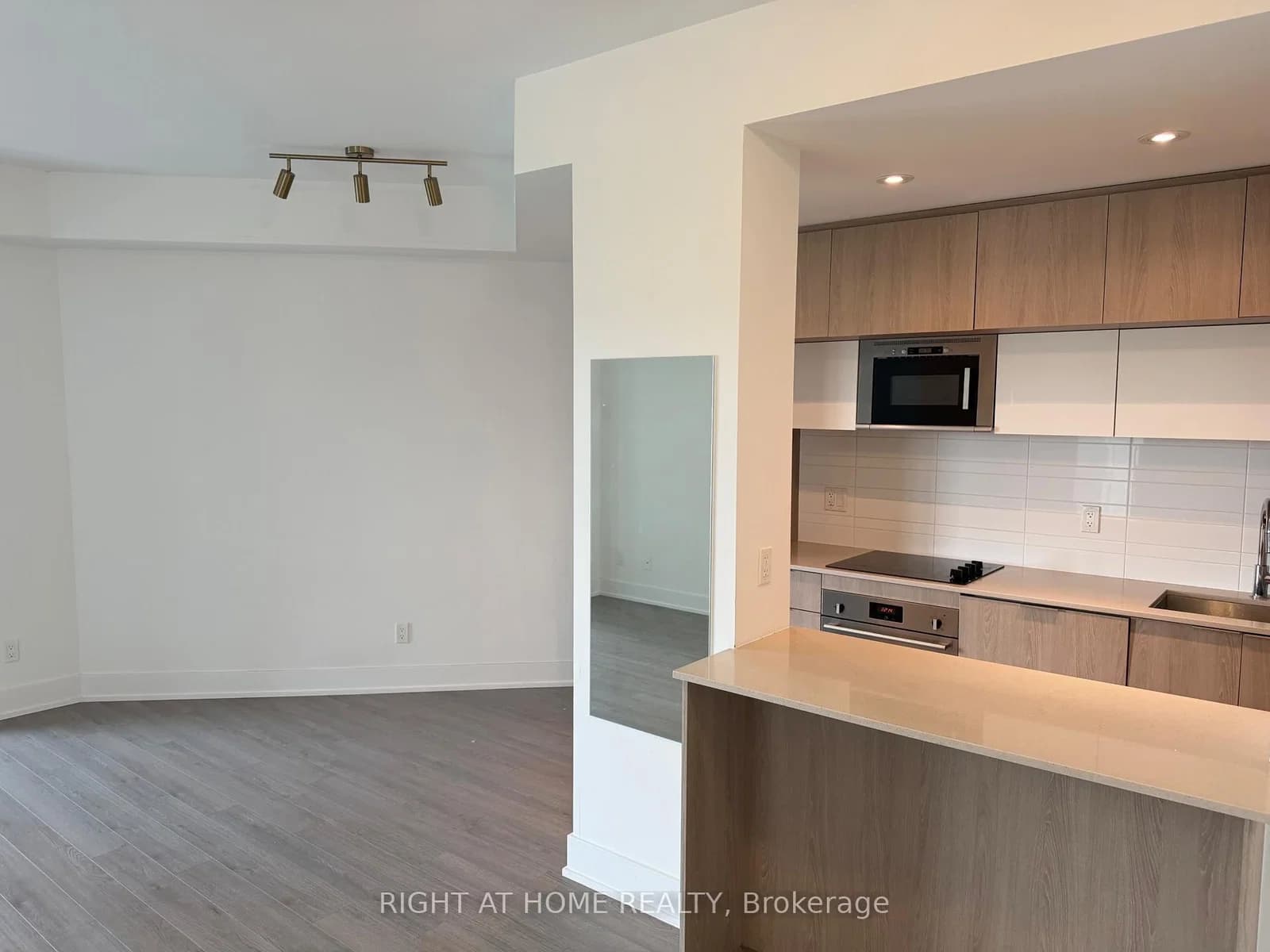 Belsize Drive in Toronto · Mount Pleasant West — photo 2