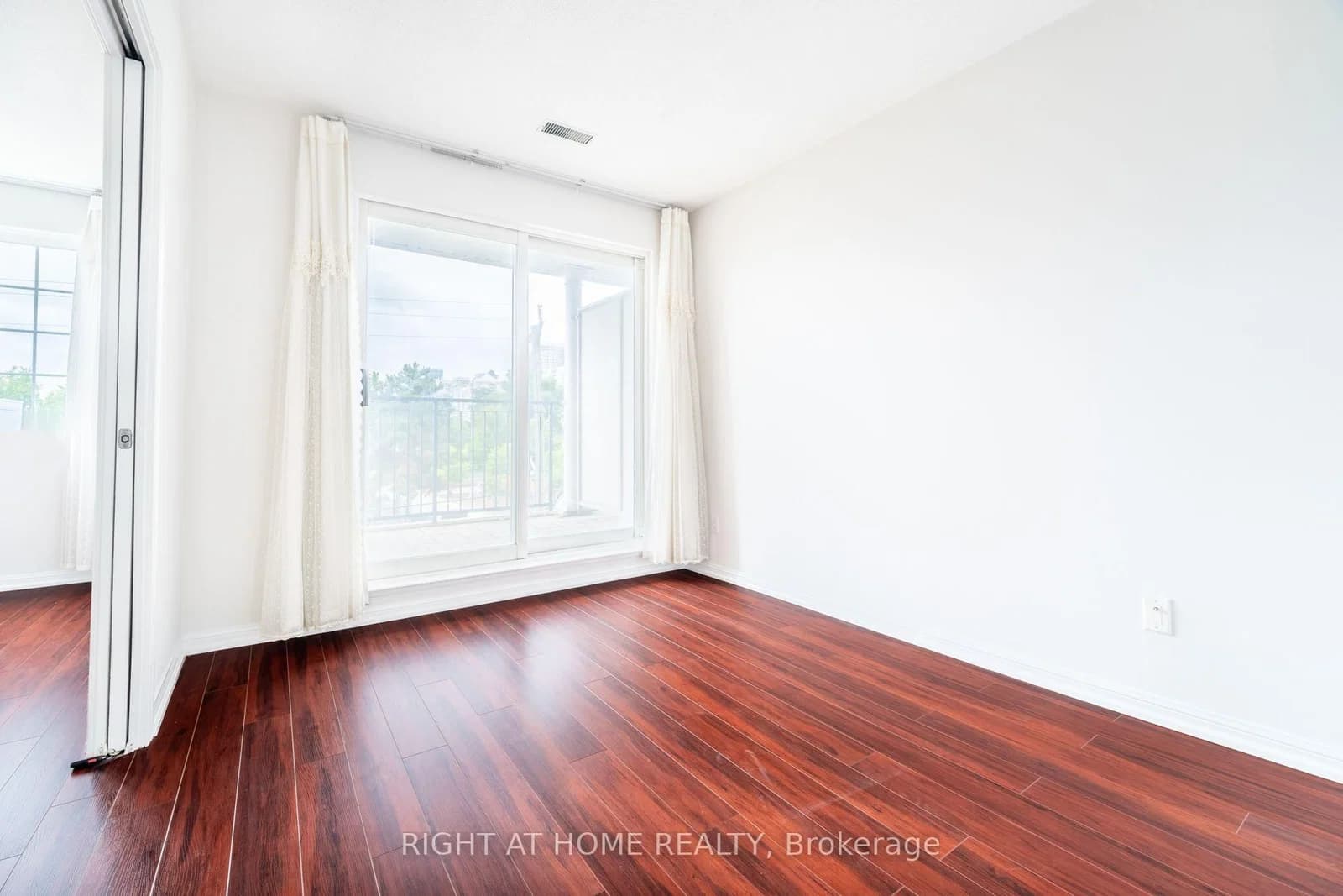 Grandview Way in Toronto · Willowdale East — photo 2
