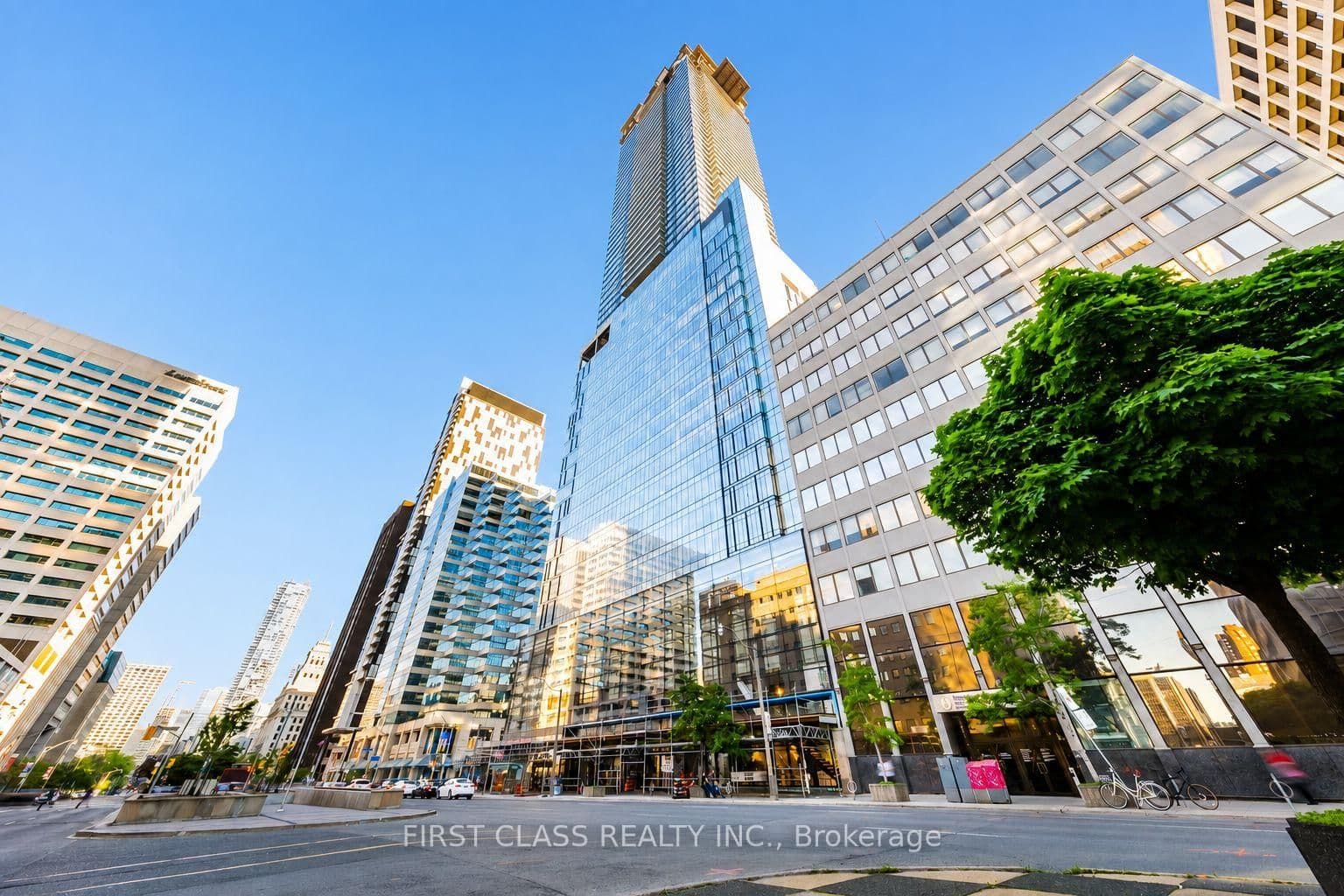 Photo of University Avenue in Toronto · Kensington-Chinatown