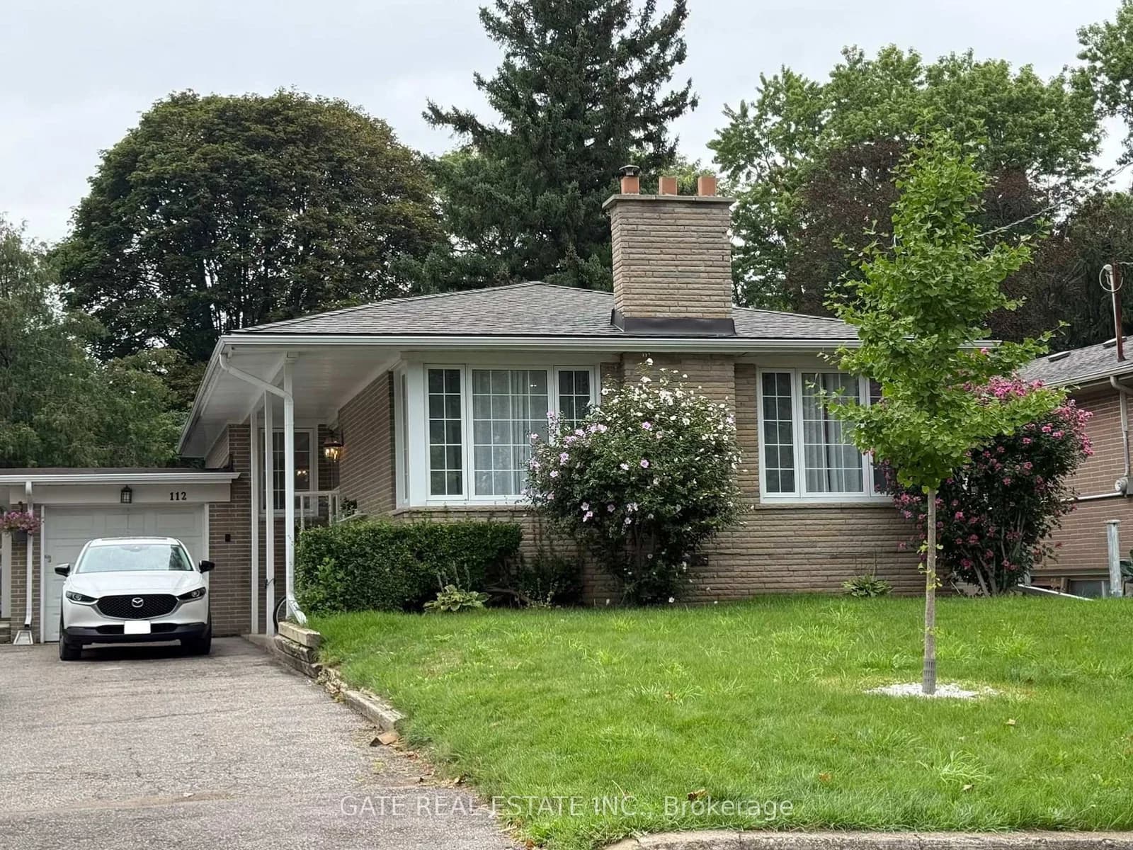 Santa Barbara Road in Toronto · Willowdale West — photo 3