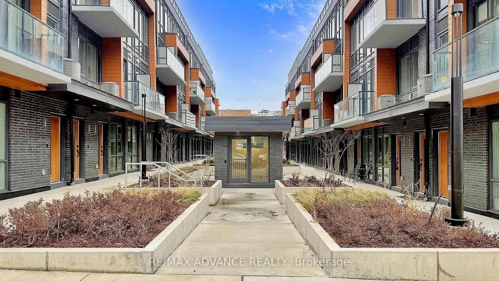 Curlew Drive in Toronto · Parkwoods-Donalda — photo 2