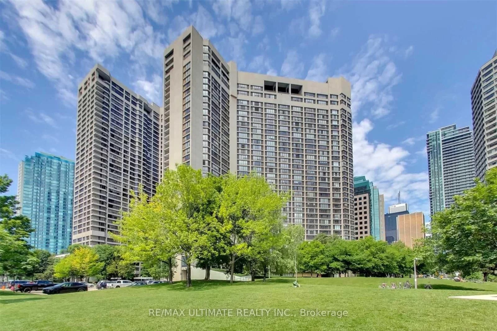 Photo of Harbour Square in Toronto · Waterfront Communities C1