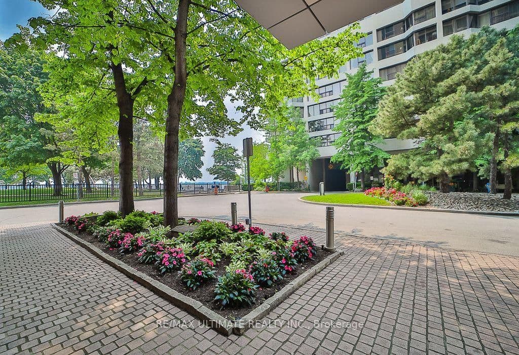 Harbour Square in Toronto · Waterfront Communities C1 — photo 2