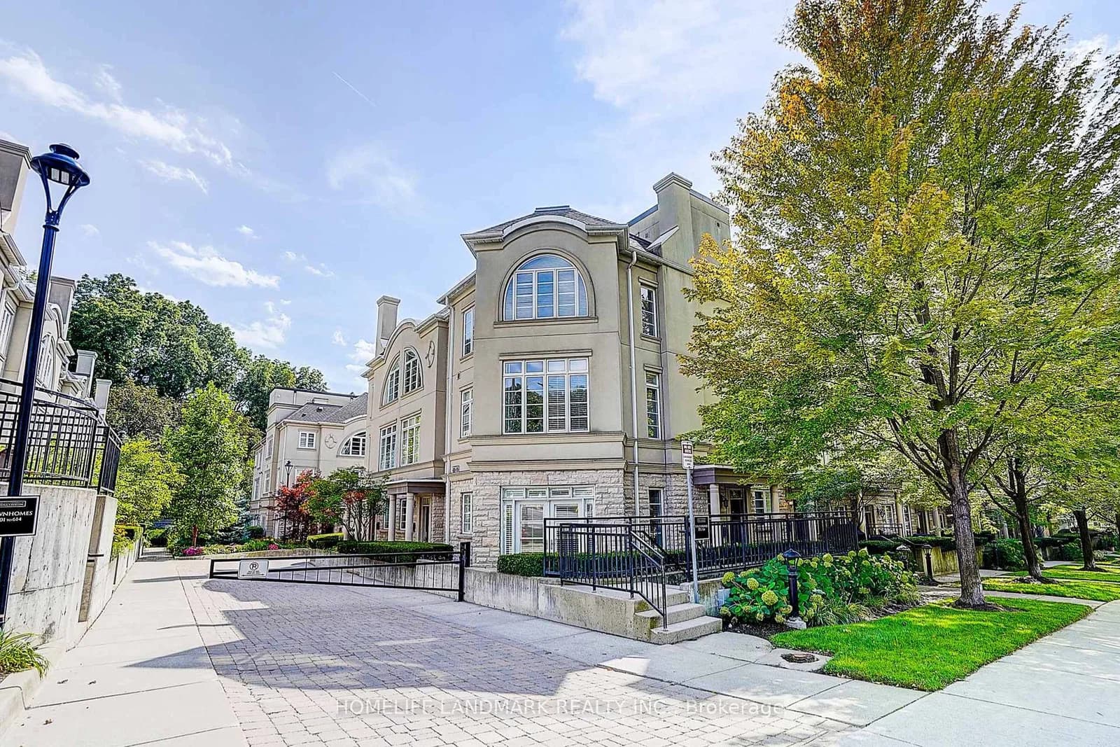 York Mills Road in Toronto · Bridle Path-Sunnybrook-York Mills — photo 2