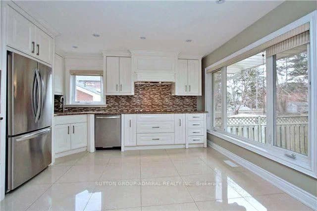 Horsham Avenue in Toronto · Willowdale West — photo 3