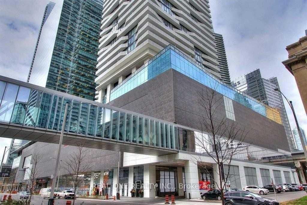 Harbour Street in Toronto · Waterfront Communities C1 — photo 2