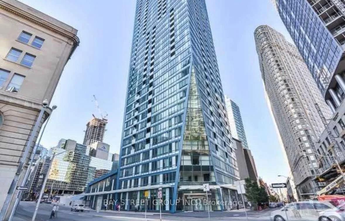 The Esplanade Avenue in Toronto · Waterfront Communities C8 — photo 2