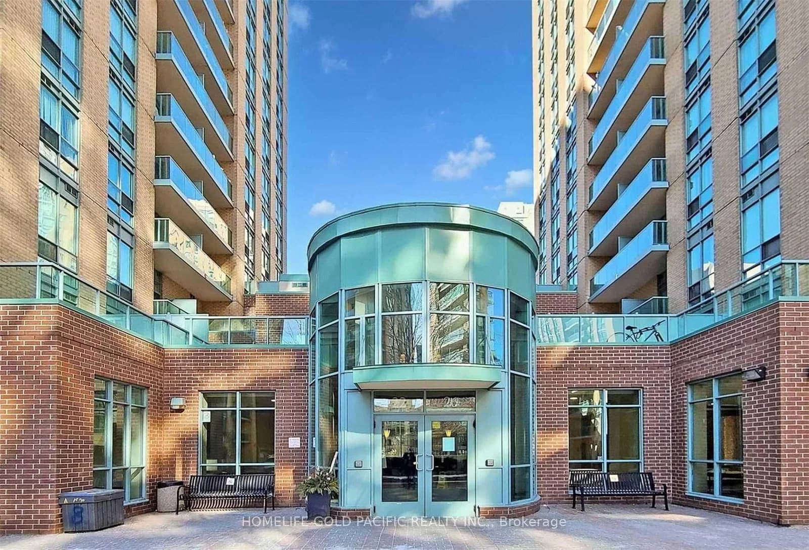 Olive Avenue in Toronto · Willowdale East — photo 2