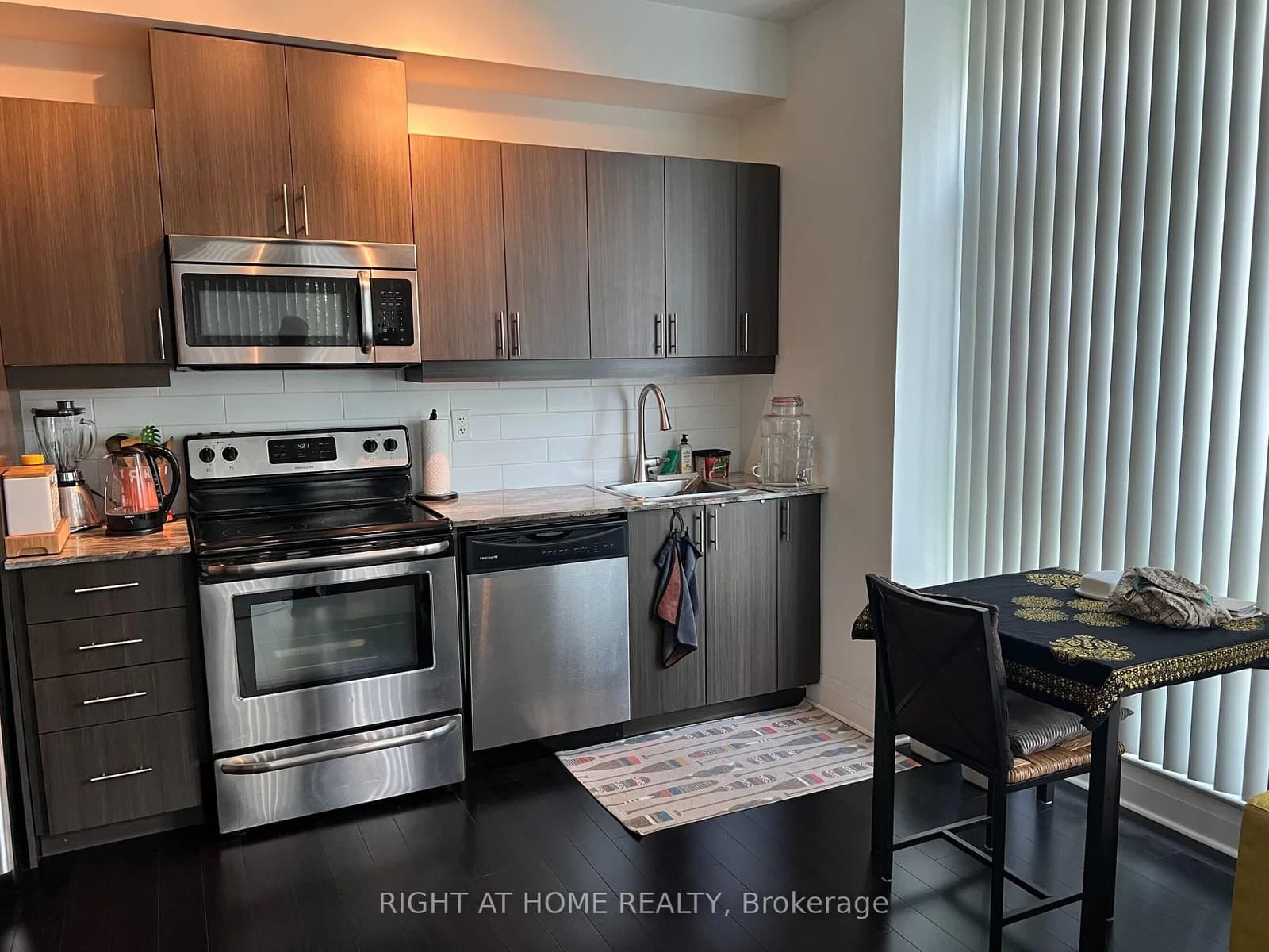Kenaston Gardens in Toronto · Bayview Village — photo 2
