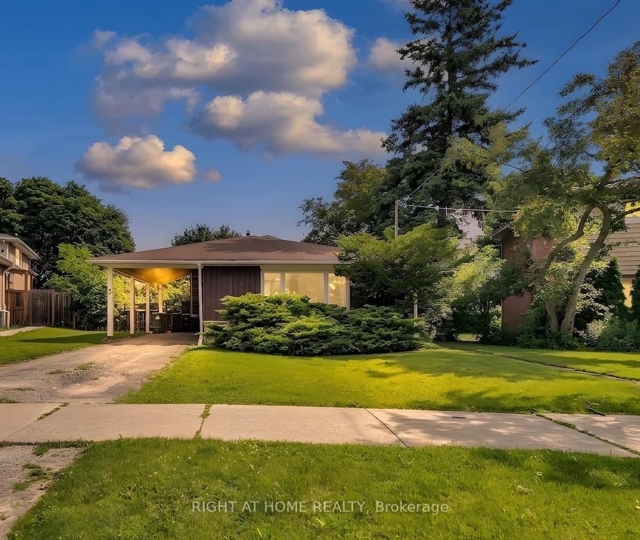 Clareville Crescent in Toronto · Don Valley Village — photo 2