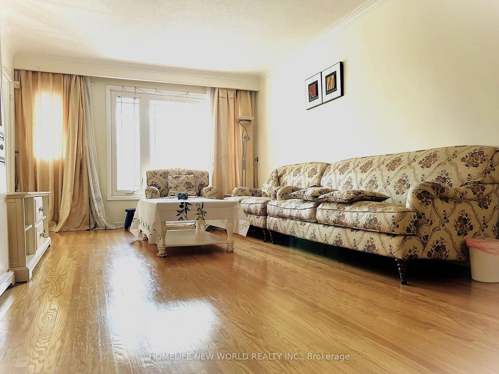 Greyhound Drive in Toronto · Bayview Woods-Steeles — photo 2